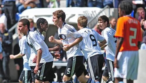 Lennart Thy (Nummer 9) feiert sein 1:0 im EM-Finale gegen die Niederlande. Am Ende hieß es 2:1 nach Verlängerung für Deutschland. Lennart Thy (Nummer 9) feiert sein 1:0 im EM-Finale gegen die Niederlande. Am Ende hieß es 2:1 nach Verlängerung für Deutschland.