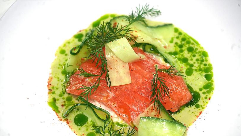 Gebeizter Saibling mit pikantem Gurken-Dill-Sud, Zitronen&ouml;l, H&uuml;ttenk&auml;se.
