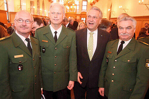 Innenminister Joachim Herrmann begrüßte und verabschiedete am Montag die Ordnungshüter: Mittelfrankens Vizepräsident Walter Kimmelzwinger (l.) geht als Nachfolger von Johann Rast (2. v. l.) als Chef nach Ingolstadt. Rast wiederum ist ab heute als Nachfolger von Gerhard Hauptmannl Mittelfrankens neuer Polizeiboss.