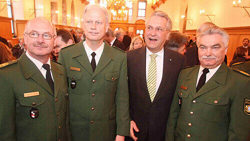 Innenminister Joachim Herrmann begrüßte und verabschiedete am Montag die Ordnungshüter: Mittelfrankens Vizepräsident Walter Kimmelzwinger (l.) geht als Nachfolger von Johann Rast (2. v. l.) als Chef nach Ingolstadt. Rast wiederum ist ab heute als Nachfolger von Gerhard Hauptmannl Mittelfrankens neuer Polizeiboss. Innenminister Joachim Herrmann begrüßte und verabschiedete am Montag die Ordnungshüter: Mittelfrankens Vizepräsident Walter Kimmelzwinger (l.) geht als Nachfolger von Johann Rast (2. v. l.) als Chef nach Ingolstadt. Rast wiederum ist ab heute als Nachfolger von Gerhard Hauptmannl Mittelfrankens neuer Polizeiboss.