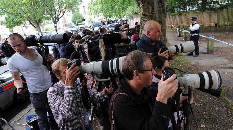 Pressefotografen vor dem Haus.