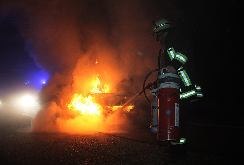 Brand auf der A94 Höhe Ampfing: Der Motor eines Auto hatte Feuer gefangen. Als die Feuerwehr eintraf, stand der Wagen bereits im Vollbrand. Die Bilder vom Feuerwehreinsatz.