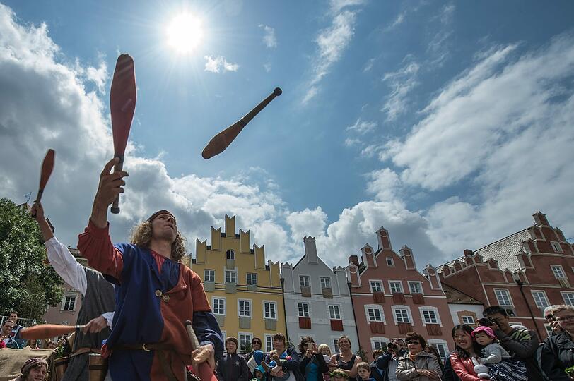 Böllerschüsse vom Burgberg kündigen den mittelalterlichen Hochzeitszug in Landshut an. Darauf haben die Besucher zum Teil stundenlang gewartet. Schließlich wird nur alle vier Jahre das historische Spektakel in Landshut aufgeführt. Die Bilder!
