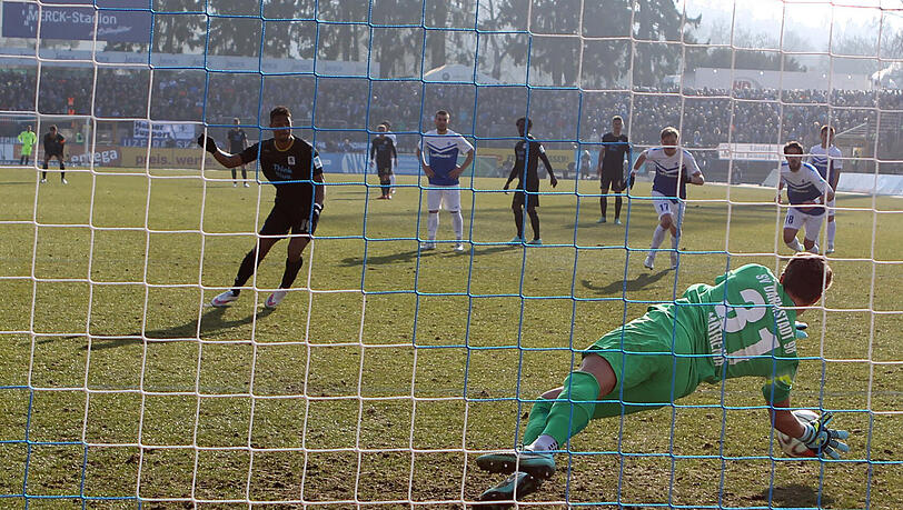 Rubin Okotie hätte den TSV per elfmeter mit 2:0 in Führung bringen können. Der Österreicher vergab und Darmstadt erzielte in der 83. Minute den Ausgleich. Rubin Okotie hätte den TSV per elfmeter mit 2:0 in Führung bringen können. Der Österreicher vergab und Darmstadt erzielte in der 83. Minute den Ausgleich.