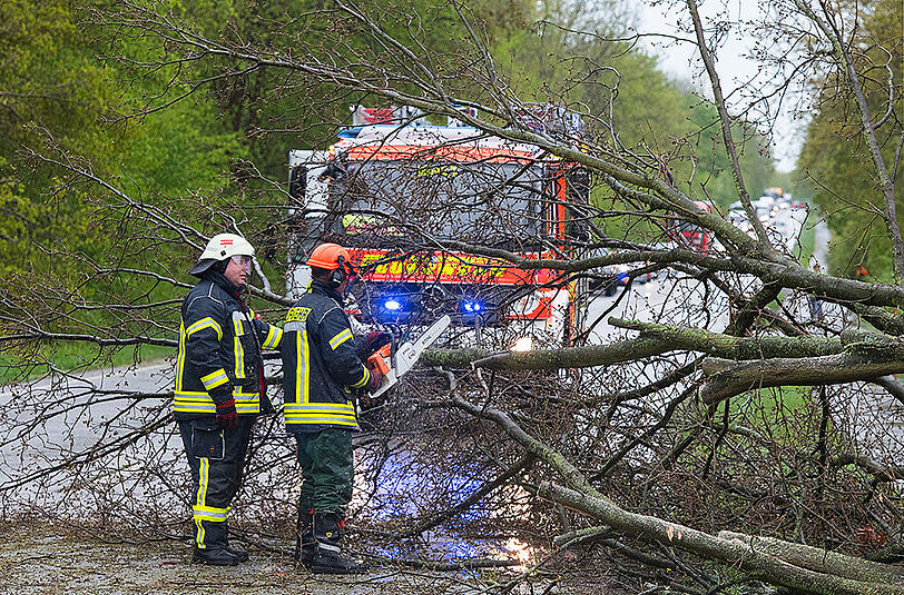 Die Unwetter trafen am Dienstag den Norden Deutschlands besonders heftig: So wie hier auf einer Landstraße zwischen Hamburg-Rahlstedt und Stapelfeld