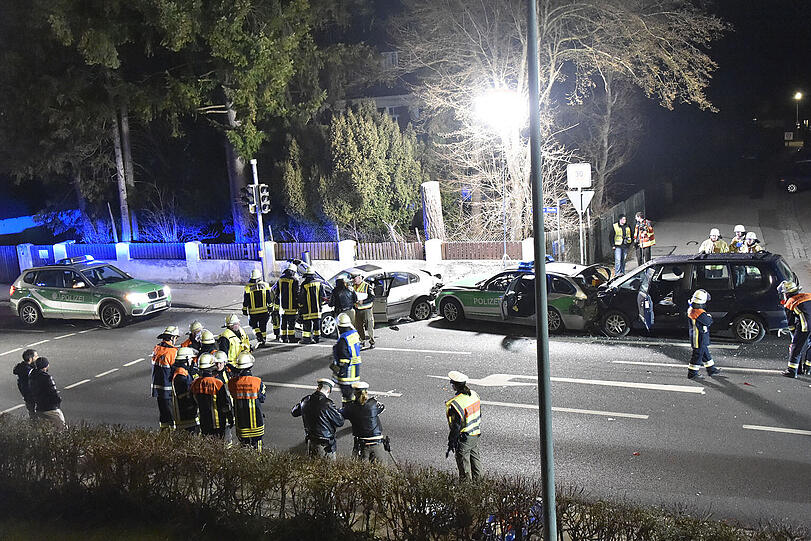 Die B 304 musste nach dem schweren Unfall für mehrere Stunden gesperrt werden - die Bilder vom Einsatz.