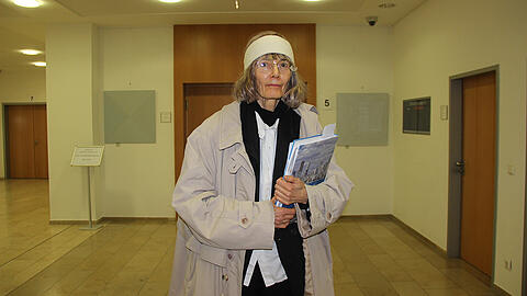 Im Flur des Verwaltungsgerichts: Anna-Maria V. (70).