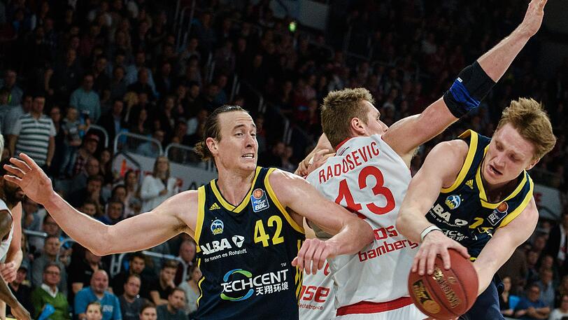 Szene aus dem Spiel zwischen Alba Berlin und den Brose Baskets Bamberg.