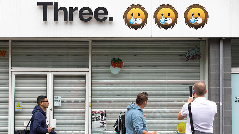 12.07.2018 Eine Filiale des britischen Telekommunikationsabieters Three hat nach dem Ausscheiden Englands im WM-Halbfinale gegen Kroatien drei Emojis eines weinenden Löwen hinter dem Firmen-Logo angebracht. Die englische Nationalelf wird auch "Three Lions" wegen der drei Löwen im Wappen genannt.