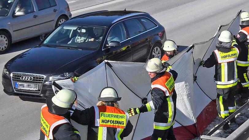 Zwei Personen wurden bei dem Unfall auf der A8 schwer verletzt. Etliche Gaffer auf der Gegenfahrbahn machten sogar Fotos vom Unfallort.