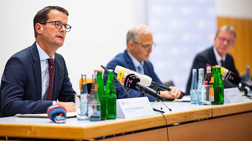 Martin Botzenhardt, Oberstaatsanwalt Staatsanwaltschaft Münster, Joachim Poll, Leiter der Ermittlungen, und Rainer Furth, Polizeipräsident Münster (von links) berichten über die Ermittlungen nach schwerem sexuellem Missbrauch von Kindern.