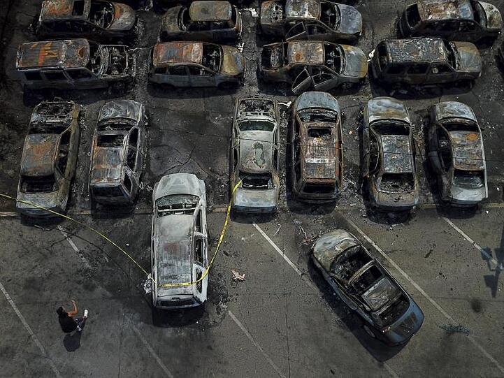 Mehrere Schüsse in den Rücken eines Schwarzen bei einem Polizeieinsatz im US-Bundesstaat Wisconsin haben Entsetzen und Protest ausgelöst. Dabei wurden auch Autos in Brand gesetzt.