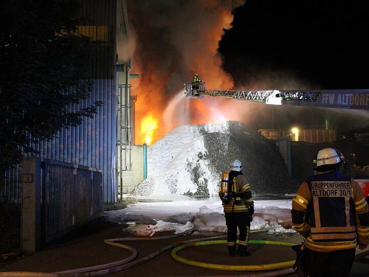 Feuerwehrleute löschen ein Feuer in einer Recycling-Firma. Foto: Schmelzer