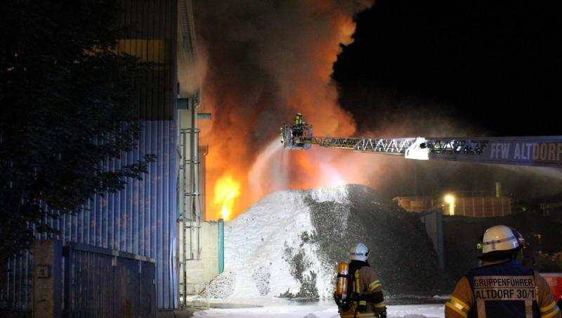 Feuerwehrleute löschen ein Feuer in einer Recycling-Firma. Foto: Schmelzer Feuerwehrleute löschen ein Feuer in einer Recycling-Firma. Foto: Schmelzer