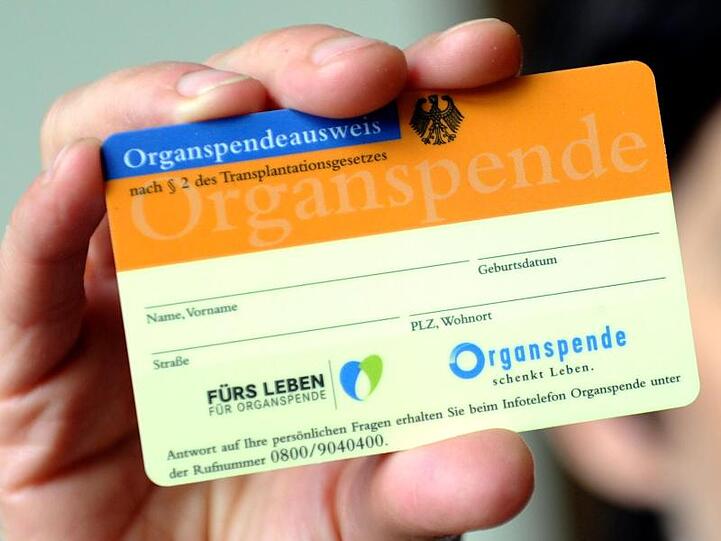 Eine Frau hält einen Organspendeausweis in der Hand. Foto: Caroline Seidel/dpa/Archivbild