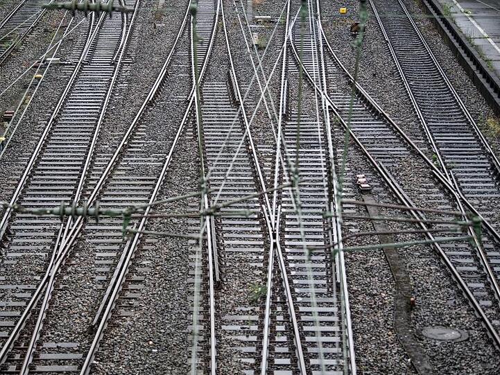 Leere Gleise in der Nähe eines Bahnhofs. Foto:Federico Gambarini/Archivbild