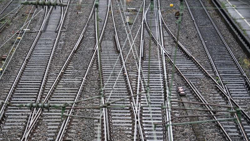 Leere Gleise in der Nähe eines Bahnhofs. Foto:Federico Gambarini/Archivbild Leere Gleise in der Nähe eines Bahnhofs. Foto:Federico Gambarini/Archivbild