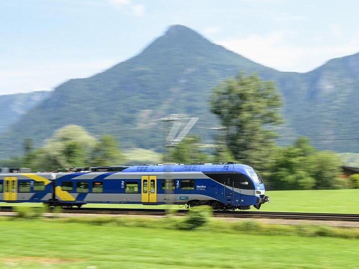 Ein Nahverkehrs-Zug fährt durch das Inntal zwischen Rosenheim und Kufstein. Foto: Matthias Balk/Archivbild