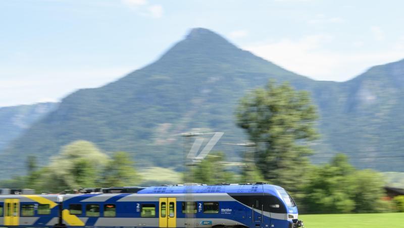Ein Nahverkehrs-Zug fährt durch das Inntal zwischen Rosenheim und Kufstein. Foto: Matthias Balk/Archivbild Ein Nahverkehrs-Zug fährt durch das Inntal zwischen Rosenheim und Kufstein. Foto: Matthias Balk/Archivbild