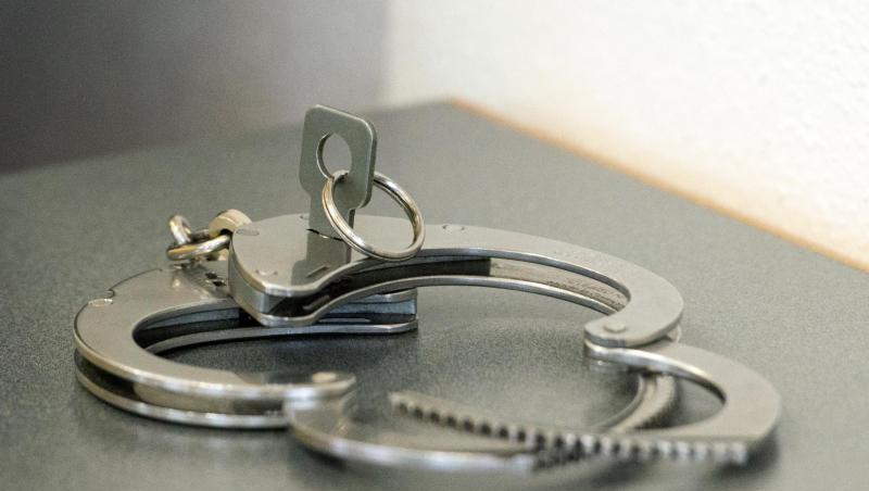 Handschellen liegen auf einem Tisch. Foto: Armin Weigel/dpa/Symbolbild Handschellen liegen auf einem Tisch. Foto: Armin Weigel/dpa/Symbolbild