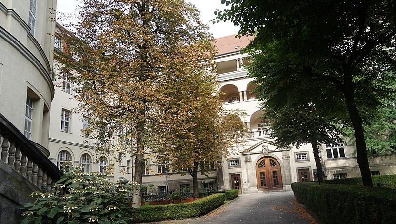 Eine echte Oase ist der kleine viereckige Park im Innenhof der Klinik. Eine echte Oase ist der kleine viereckige Park im Innenhof der Klinik.