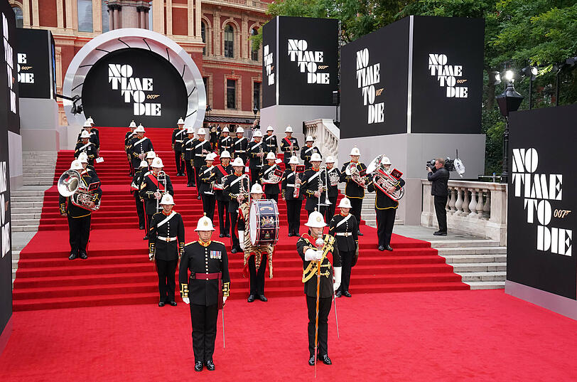 Die Royal Marines Band spielt auf dem roten Teppich vor der Weltpremiere des neuen James Bond Films in der Royal Albert Hall.