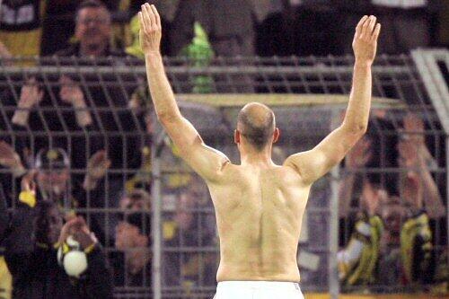 Nach dem 0:0 gegen Dortmund feierte Jan Koller mit den BVB-Fans. Das brachte die Club-Anhänger auf die Palme.