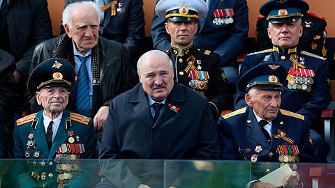 Belarus Machthaber Alexander Lukaschenko  verließ die Feierlichkeiten zum Tag des Sieges am 9. Mai in Moskau vorzeitig - und wirkte auffällig angeschlagen.
