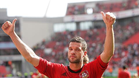 Leverkusens Michael Ballack verabschiedet sich von den Fans.