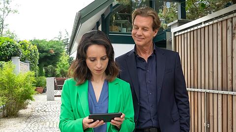 "Der Alte: Alles weg": Die Heimleiterin Frau Schubert (Silke Franz) zeigt Caspar Bergmann (Thomas Heinze) ein Tagebuch, das der an Demenz leidende Christian Lange vor seinem Tod geführt hat.