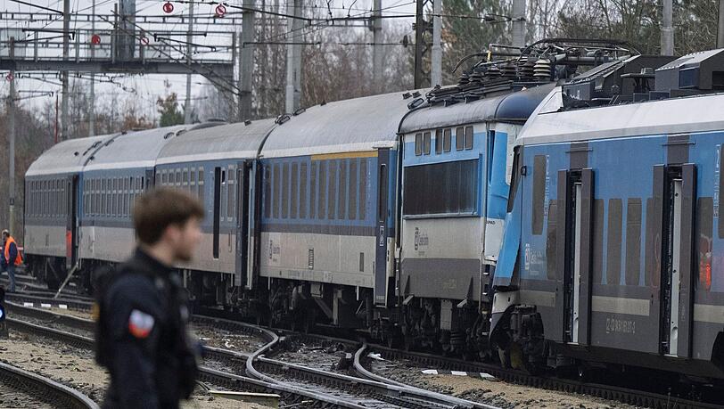 Blick auf die Unglücksstelle nach der Kollision eines Schnellzuges mit einem Personenzug auf der Strecke zwischen den Orten Zliv und Divcice bei Ceske Budejovice (Budweis).
