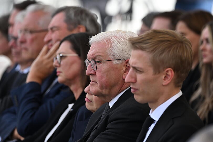 Joachim Herrmann (CSU, l-r), Innenminister von Bayern, Markus S&ouml;der (CSU), Ministerpr&auml;sident von Bayern, Ilse Aigner (CSU), Pr&auml;sidentin des Bayerischen Landtags, Elke B&uuml;denbender (verdeckt), Bundespr&auml;sident Frank-Walter Steinmeier und Dominik Krause (Die Gr&uuml;nen), Oberb&uuml;rgermeister von M&uuml;nchen nehmen am Gedenkakt der Landeshauptstadt M&uuml;nchen anl&auml;sslich des 10. Jahrestags des Attentats am Olympia-Einkaufszentrum teil. +