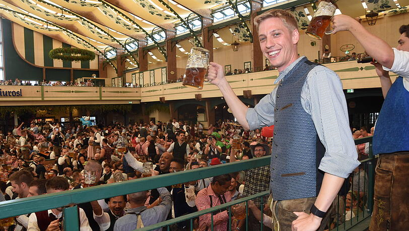 Am 19. September 2026 wird OB Dominik Krause erstmals auf der Wiesn anzapfen. Daf&uuml;r hat nun schon mit dem Training begonnen.