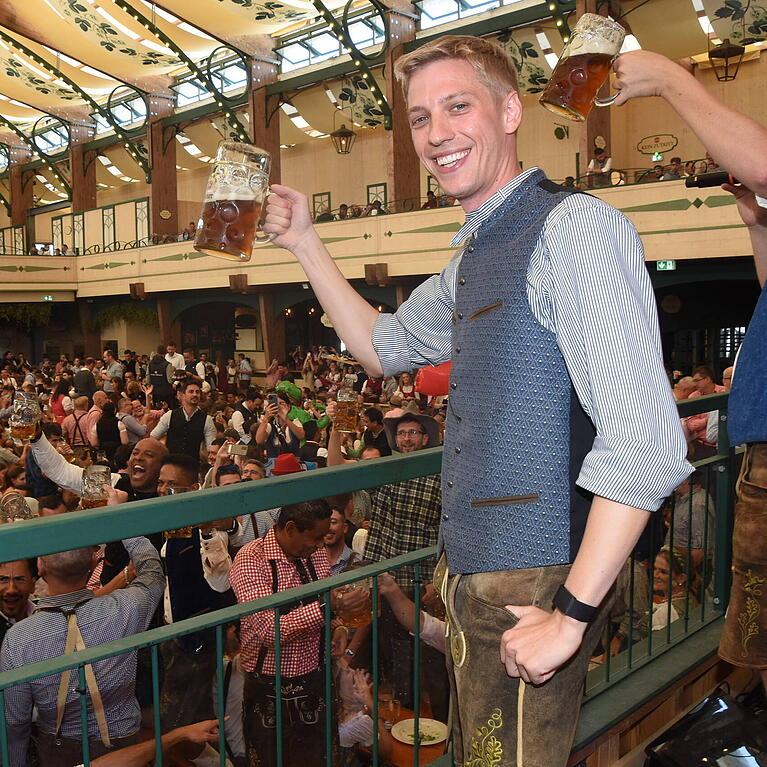 Am 19. September 2026 wird OB Dominik Krause erstmals auf der Wiesn anzapfen. Daf&uuml;r hat nun schon mit dem Training begonnen.