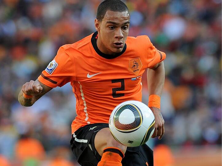 Kommt er, der Holländer Gregory van der Wiel,  oder kommt doch der Portugiese Fábio Coentrao? Die Bayern pokern noch.