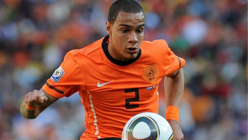 Kommt er, der Holländer Gregory van der Wiel, oder kommt doch der Portugiese Fábio Coentrao? Die Bayern pokern noch. Kommt er, der Holländer Gregory van der Wiel, oder kommt doch der Portugiese Fábio Coentrao? Die Bayern pokern noch.