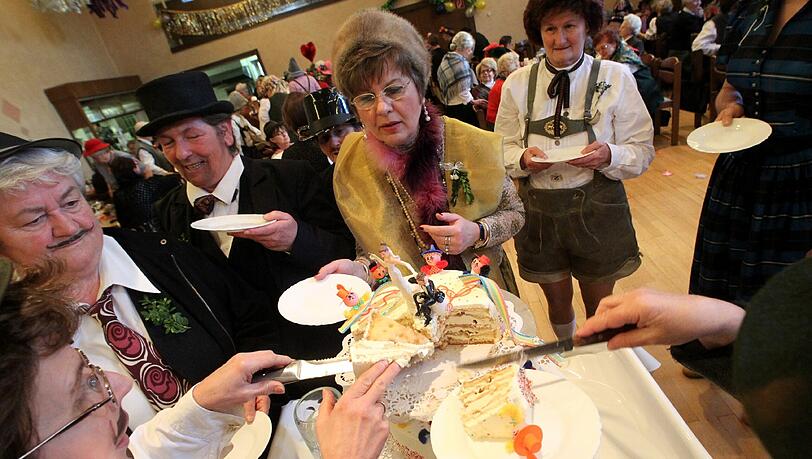 Rückkehr zum Bewährten: Eine lange Tradition haben die sogenannte Faschingshochzeiten, die derzeit wieder in vielen Orten stattfinden. Rückkehr zum Bewährten: Eine lange Tradition haben die sogenannte Faschingshochzeiten, die derzeit wieder in vielen Orten stattfinden.