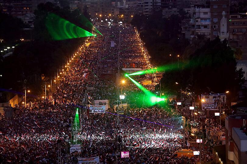 Ausnahmezustand am auf dem Tahrir-Platz in Kairo. Millionen Menschen feiern die Absetzung von Mohammed Mursi durch das ägyptische Militär.