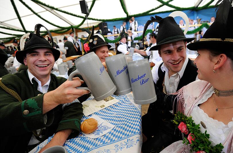 Manchmal ist &bdquo;as Schmatzn&ldquo;, also das Reden, gar nicht so wichtig auf der Wiesn. Aber lustiger ist es schon, wenn man was sagt.