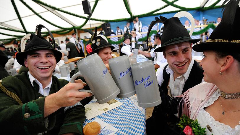 Manchmal ist „as Schmatzn“, also das Reden, gar nicht so wichtig auf der Wiesn. Aber lustiger ist es schon, wenn man was sagt. Manchmal ist „as Schmatzn“, also das Reden, gar nicht so wichtig auf der Wiesn. Aber lustiger ist es schon, wenn man was sagt.