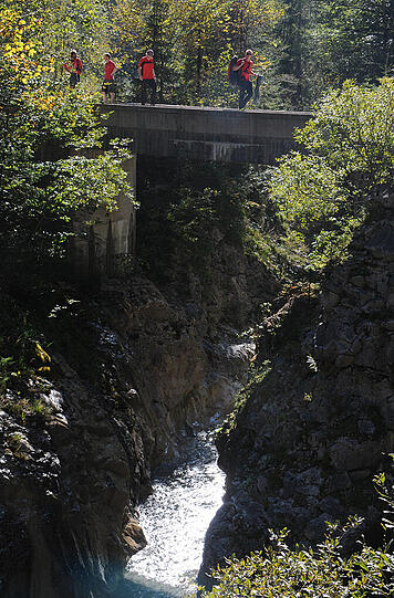 Ein Mountainbiker aus Bayern ist am Achensee von einer Brücke gestürzt und ums Leben gekommen. Die Bilder von der Unfallstelle.