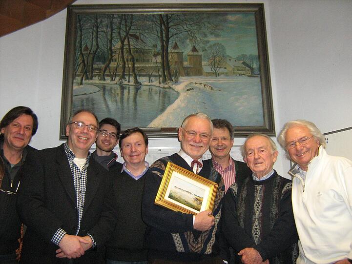 Der Vereins-Vorstand mit einem Fraueninsel-Gemälde vor Schloss Blutenburg-Gemälde (v.l.n.r.): Norbert Gerstlacher, Johannes Wimmer (BBV-Pressesprecher), Maurus Völkl (Geschäftsführung), Peter Berg (Schatzmeister), Willi Fries (Jubilar), Andreas Ellmaier (Vorsitzender), Erwin Lohner und Kurt Müller-Brand (Vorstandsmitglieder).
