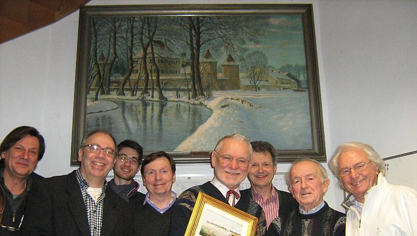 Der Vereins-Vorstand mit einem Fraueninsel-Gemälde vor Schloss Blutenburg-Gemälde (v.l.n.r.): Norbert Gerstlacher, Johannes Wimmer (BBV-Pressesprecher), Maurus Völkl (Geschäftsführung), Peter Berg (Schatzmeister), Willi Fries (Jubilar), Andreas Ellmaier (Vorsitzender), Erwin Lohner und Kurt Müller-Brand (Vorstandsmitglieder). Der Vereins-Vorstand mit einem Fraueninsel-Gemälde vor Schloss Blutenburg-Gemälde (v.l.n.r.): Norbert Gerstlacher, Johannes Wimmer (BBV-Pressesprecher), Maurus Völkl (Geschäftsführung), Peter Berg (Schatzmeister), Willi Fries (Jubilar), Andreas Ellmaier (Vorsitzender), Erwin Lohner und Kurt Müller-Brand (Vorstandsmitglieder).