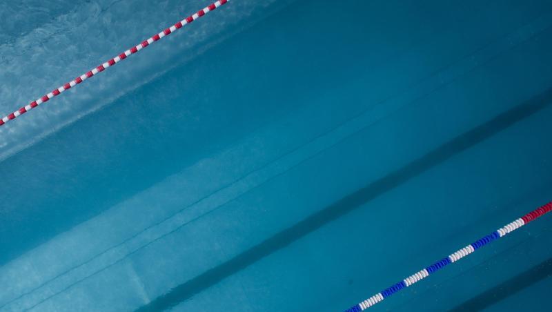 Das Luftbild einer Drohne zeigt ein menschenleeres Schwimmbecken. Foto: Friso Gentsch/dpa/Archiv Das Luftbild einer Drohne zeigt ein menschenleeres Schwimmbecken. Foto: Friso Gentsch/dpa/Archiv