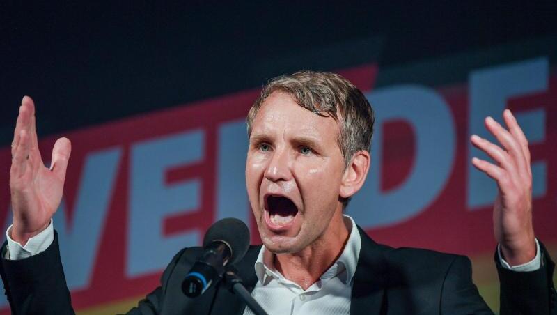 Laut der AfD-"Arbeitsgruppe Verfassungsschutz" war Björn Höcke unter den betrachteten Funktionären der AfD derjenige, von dem die meisten im Zusammenhang mit dem Verfassungsschutz relevanten Äußerungen stammten. Laut der AfD-"Arbeitsgruppe Verfassungsschutz" war Björn Höcke unter den betrachteten Funktionären der AfD derjenige, von dem die meisten im Zusammenhang mit dem Verfassungsschutz relevanten Äußerungen stammten.