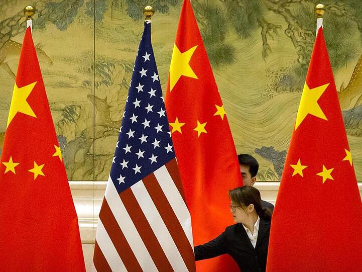 Flaggen von China und den USA vor den Handelsgesprächen im Februar in Peking.