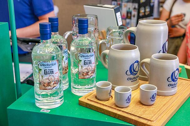 Auch Oktoberfest-"Hopfen-Gin" aus der Maßkrugflasche von der Münchner Firma Krugmeister kann man im neuen Pop-up-Laden am Marienplatz kaufen.