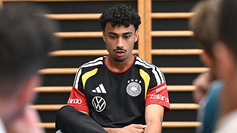 Nathaniel Brown spricht bei einer Medienrunde im DFB-Trainingslager. (Archivbild)