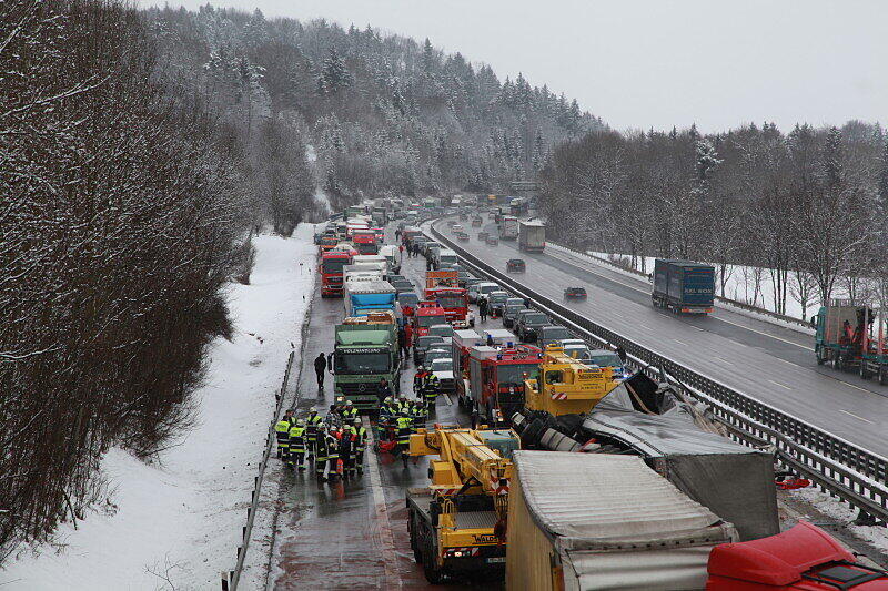 Schwerer Lkw-Unfall auf der A 8 in Richtung Salzburg: Die Bilder