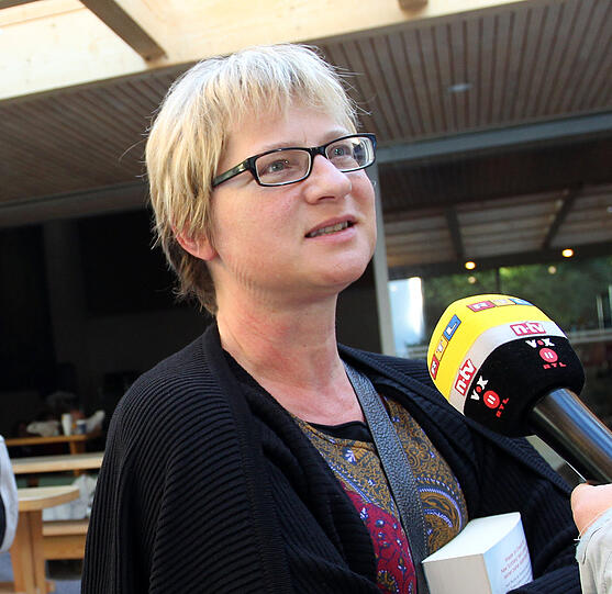 "Renate Gschwendtner,51, Grafikdesignerin:2 Ich bin ganz unruhig. Ich muss ganz dringend eine Arbeit abgeben und kann nicht an meinen Computer.Hoffentlich passiert dem Gerät nichts,sonst bekomme ich große Schwierigkeiten.Ich habe ein dickes Buch dabei,um mich abzulenken.